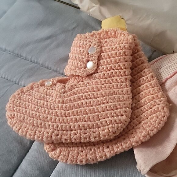 Handmade crochet little girls 1940 vintage pink hat, booties and socks - Picture 5 of 7
